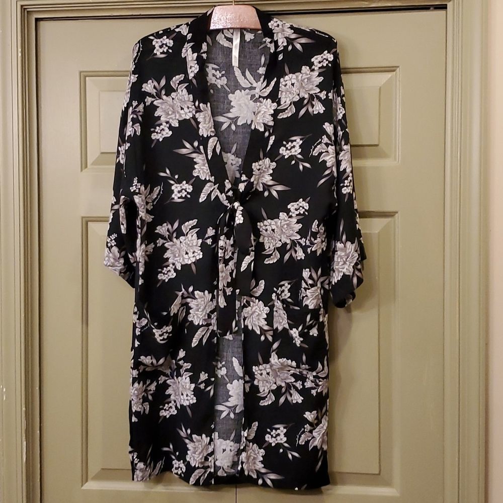 Spiritual Gangster black floral kimono pocketed robe